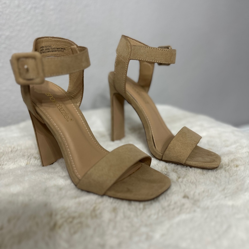 Shoe Dazzle Tan Heels with Chunky Block Heel and Open Toe Design